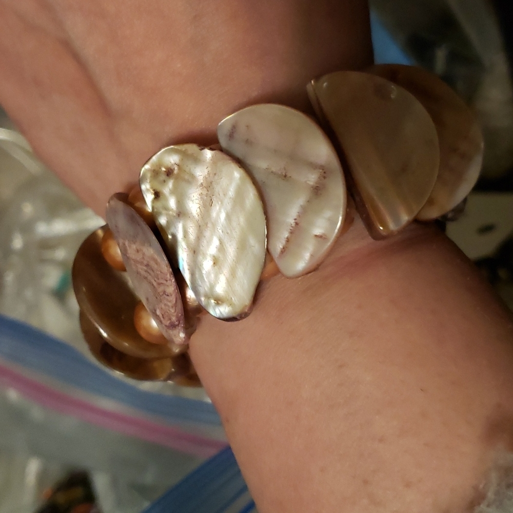 Dubble sided seashell and pearl streachy bracelet